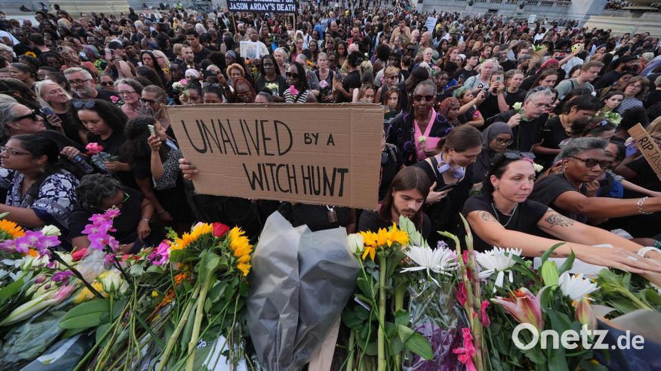 Menschen legten Blumen nieder. Bild: Yui Mok/PA Wire/dpa