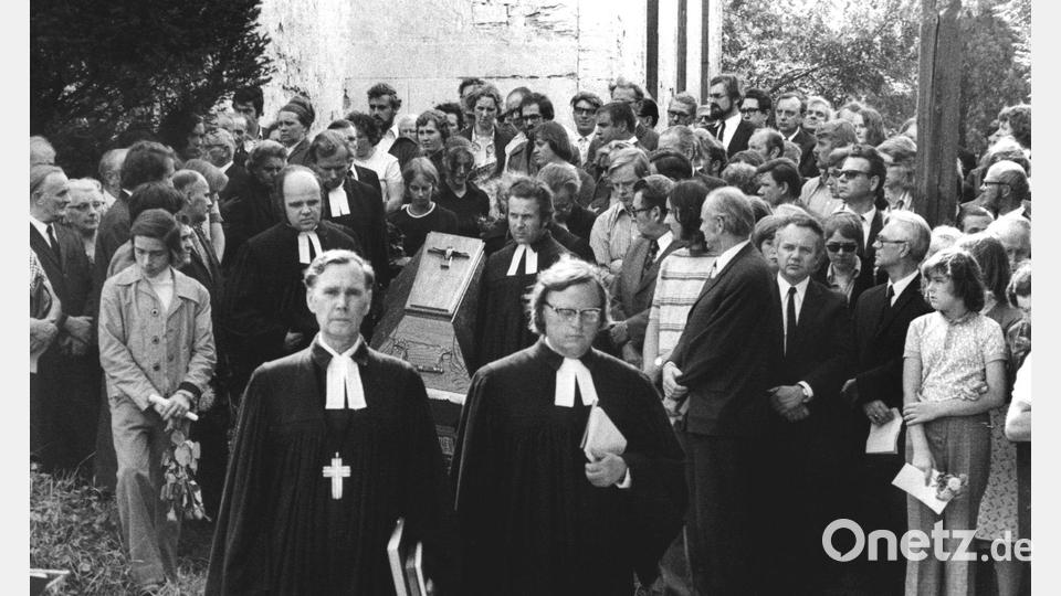 Einige Tage nach der Selbstverbrennung des Geistlichen zog seine Beisetzung Hunderte von Menschen an. (Archivbild) Bild: picture-alliance / dpa