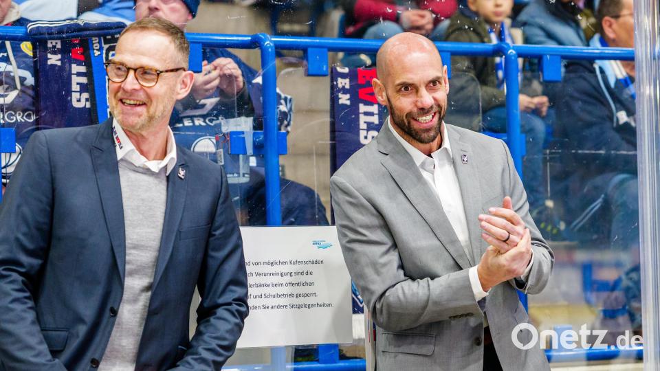 Wer folgt auf Jürgen Rumrich (links) als Sportlicher Leiter? Kehrt Alan Letang als Cheftrainer zurück in die Oberpfalz? Das sind zwei wegweisende Personalien, die bei den Blue Devils Weiden derzeit offen sind. Bild: Elke Englmaier