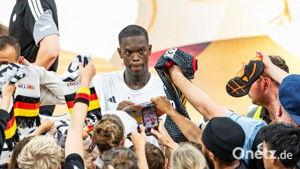 Dennis Schröder nimmt seinen erneuten Clubwechsel entspannt. (Archivbild) Bild: Daniel Löb/dpa