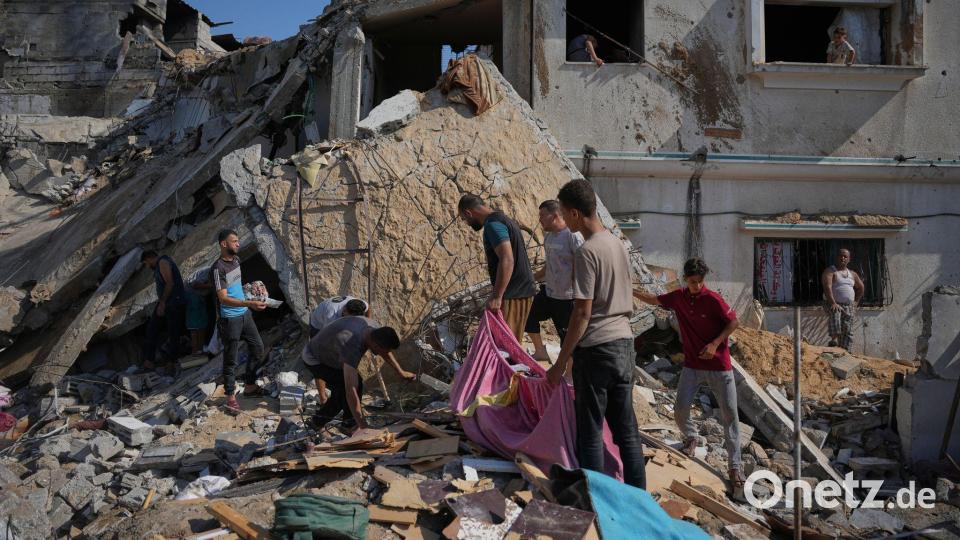 Palästinenser am Ort eines israelischen Luftangriffs im Gazastreifen. (Archivbild) Bild: Abdel Kareem Hana/AP/dpa