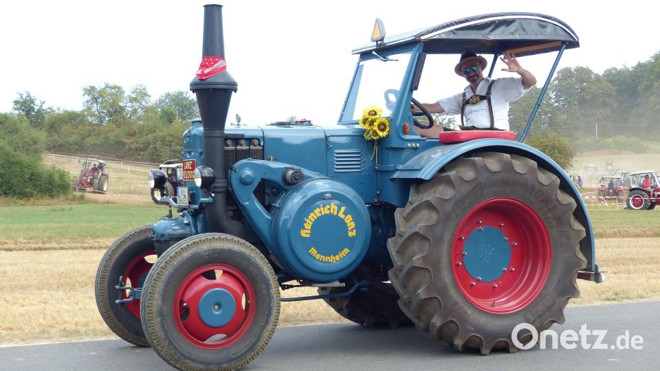 Oliver Hauenstein mit seinem wunderschön restaurierten Lanz D9506 war auch wieder dabei. Bild: Heidi Franitza