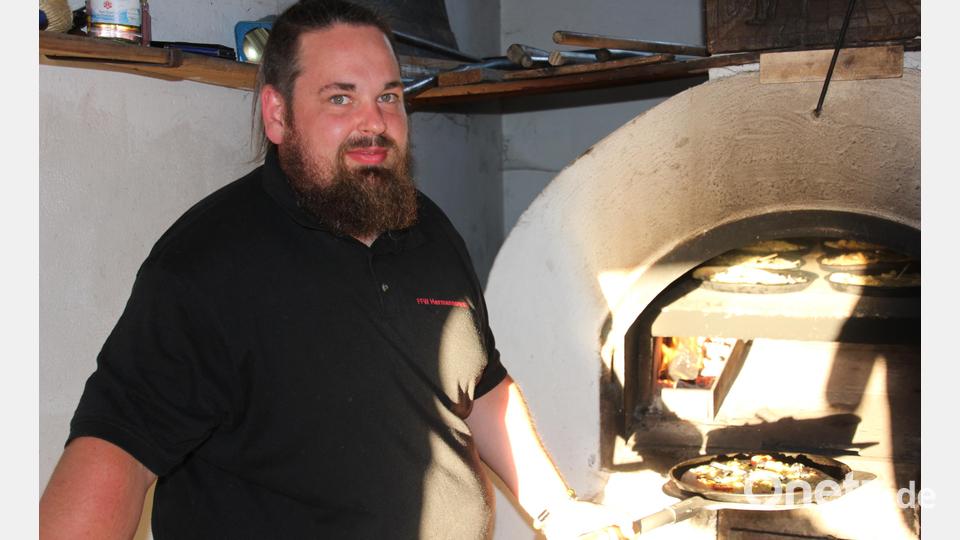 Schweißtreibend: Markus Härtl am Pizzaofen. Bild: Konrad Rosner