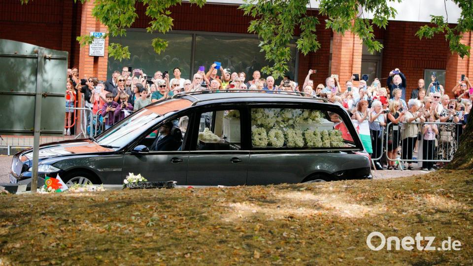 Zahlreiche Fans hatten sich in der Nähe der Kirche versammelt. Bild: Ben Birchall/PA Wire/dpa