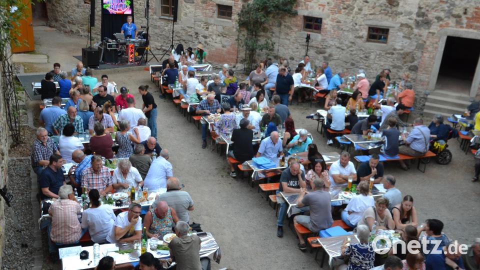 In einer romantischen Sommernacht fand das 38. Weinfest auf Schloss Burgtreswitz statt. Der alte Schlosshof mit seinem über 800 Jahre alten Gemäuer war festlich beleuchtet. Bild: Peter Garreiss