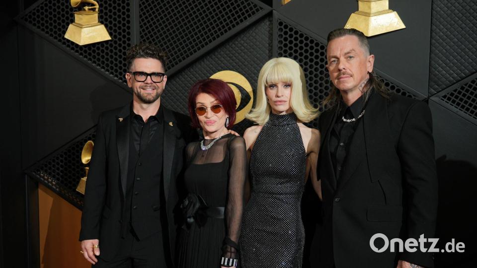 Sid Wilson (rechts) war mit Kelly Osbourne (2. von rechts), der Tochter des 2025 gestorbenen Kultrockers und Black-Sabbath-Frontmann Ozzy Osbourne, zusammen. Hier zusammen mit Jack, Sharon und Kelly Osbourne bei den Grammy Awards. Bild: Jordan Strauss/Invision/dpa