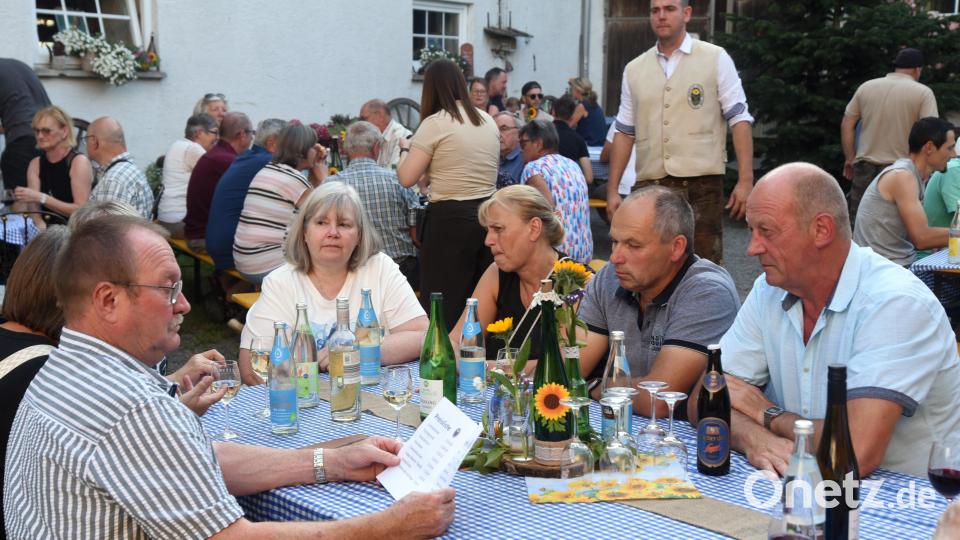 Bis spät in die Nacht konnten Besucher einen lauen Sommerabend mit Wein und Speisen genießen. Bild: Rudi Gebert