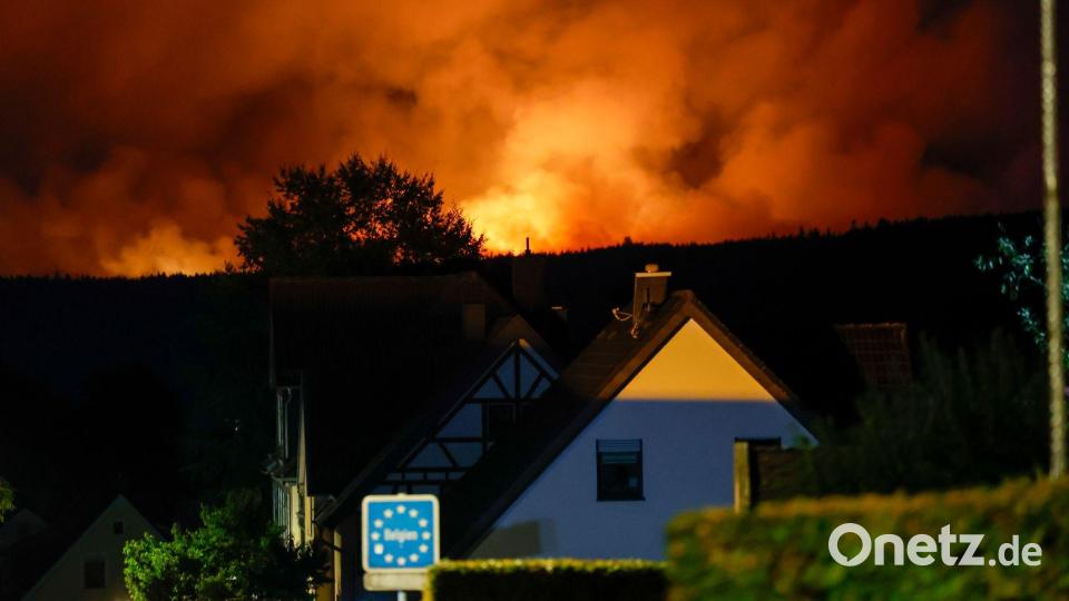 Gefährlich nah: Die Flammen des Brandes im Hohen Venn sind schon hinter einem Haus in Monschau zu sehen. Bild: Thomas Banneyer/dpa