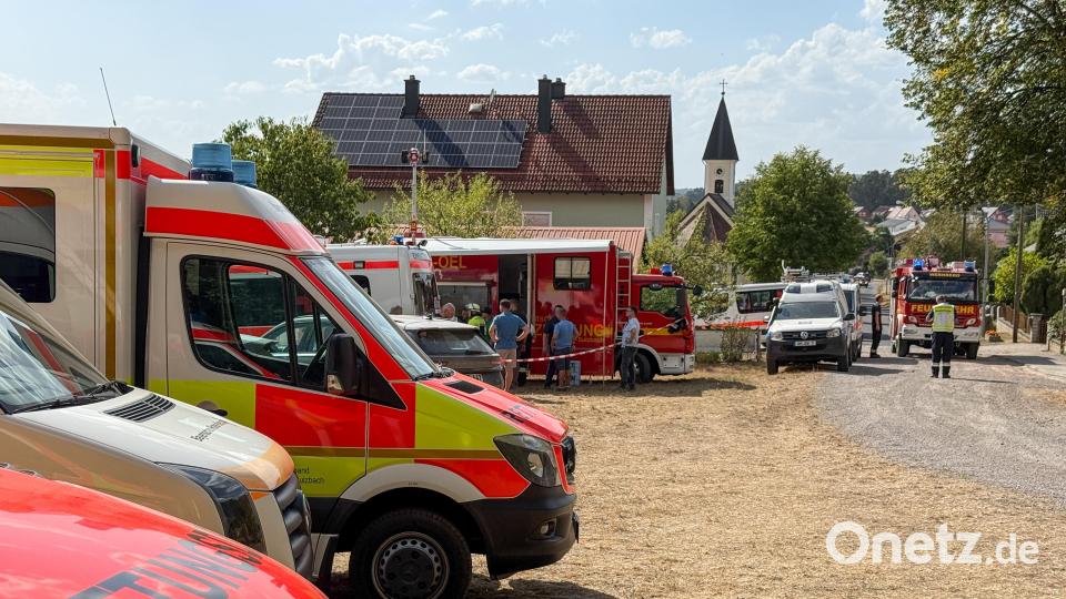 Bei der Kirche reihten sich die Einsatzfahrzeuge auf. Bild: Petra Hartl