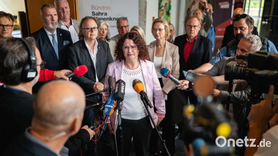 Die Fraktionsvorsitzende des BSW im Thüringer Landtag, Sigrid Hupach (M), erklärt das Votum der Landtagsfraktion. Bild: Jacob Schröter/dpa