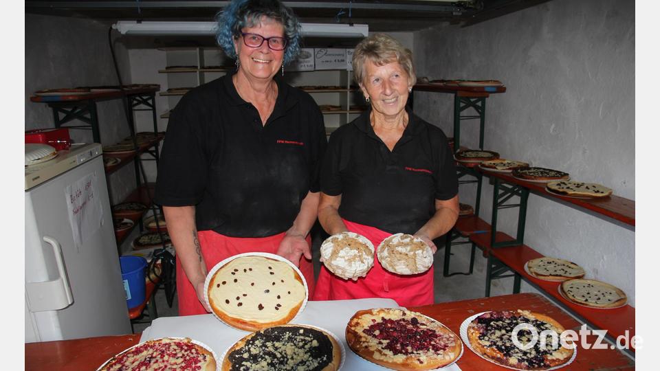 Uschi Grillmeier (links) und Renate Weigl boten verschiedene Kuchen und Brotlaibe an. Bild: Konrad Rosner