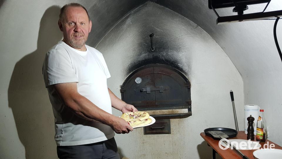 Dritter Vorsitzender Wolfgang Mayer stand am Schloss-Backofen und backte feine Flammschiffchen, die ihre Abnehmer fanden. Bild: Peter Garreiss