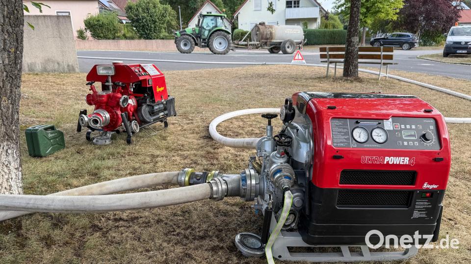 Feuerwehrpumpen im Einsatz. Bild: Petra Hartl