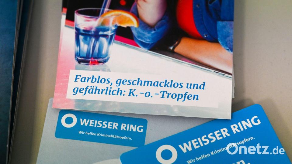 Ein Flyer vom Weißen Ring über K.-o.-Tropfen, liegt in einer Beratungsstelle. (Archivbild) Bild: Jens Kalaene/dpa