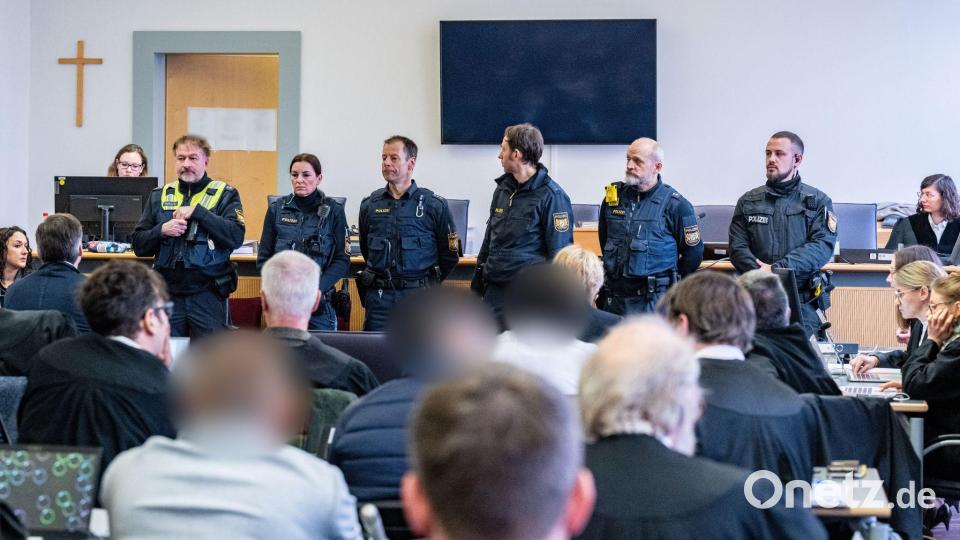 Bei Prozessen mit mehreren Angeklagten sind oft eine ganze Reihe von Polizeibeamten im Einsatz. (Archivbild) Bild: Armin Weigel/dpa