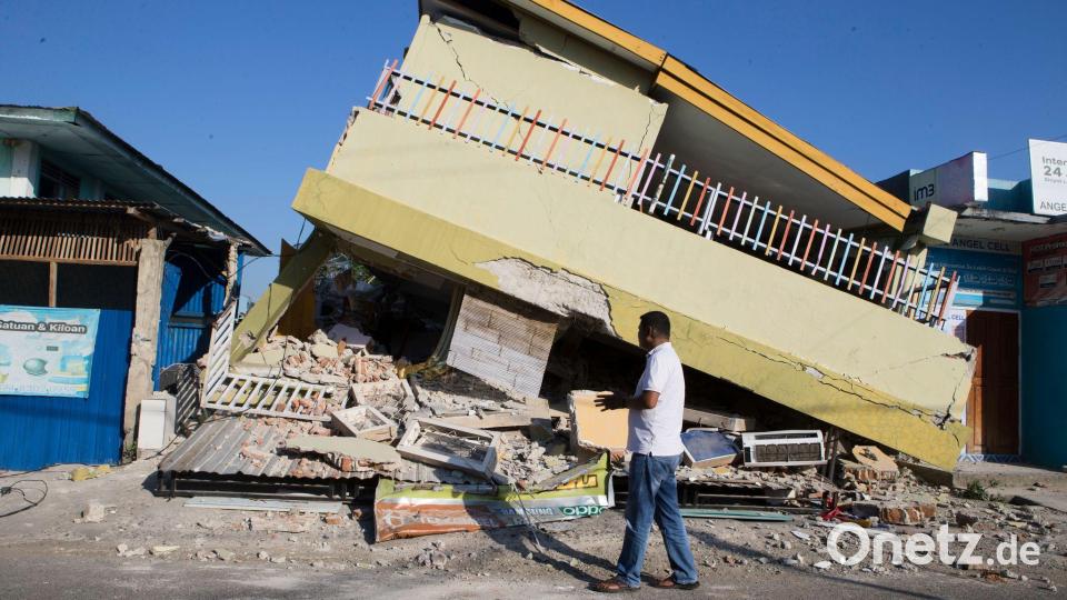 Nach dem Erdbeben in Indonesien liegt ein Gebäude in Trümmern. Bild: Firdia Lisnawati/AP/dpa