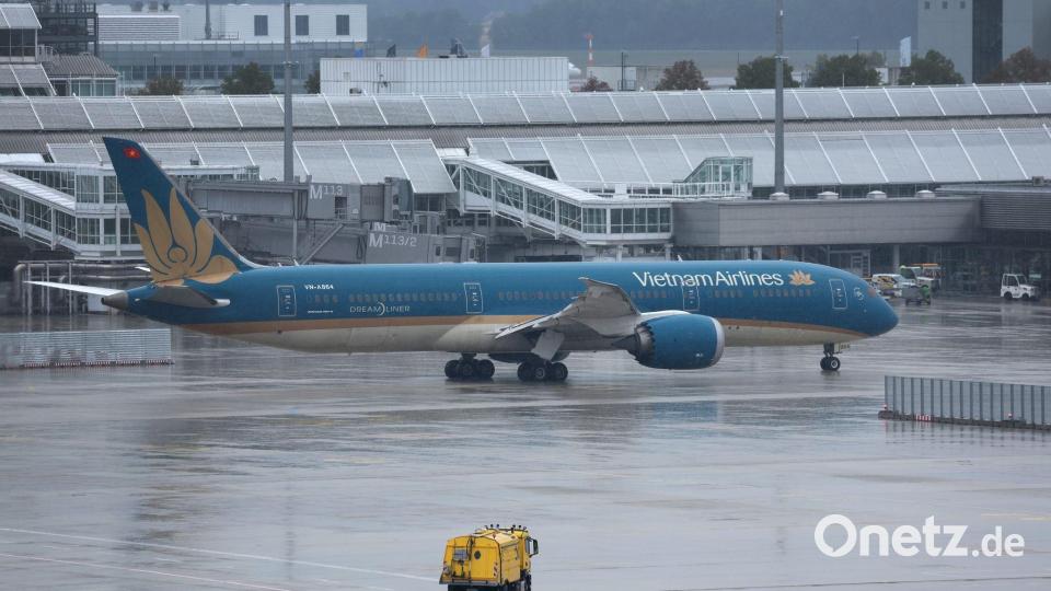 Die Passagiere der Vietnam Airlines müssen auf ihren Abflug warten. Bild: Karl-Josef Hildenbrand/dpa