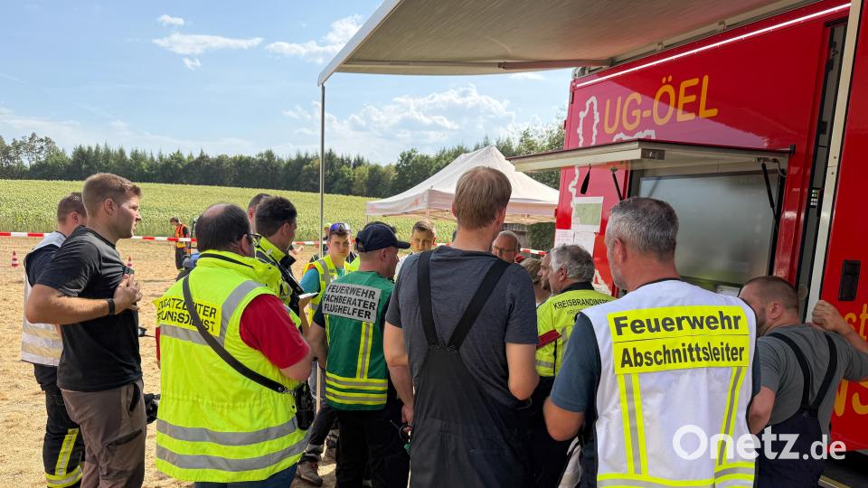 An der Lagebesprechung nahm auch der zuständige Förster der Bayerischen Staatsforsten teil. Bild: Petra Hartl