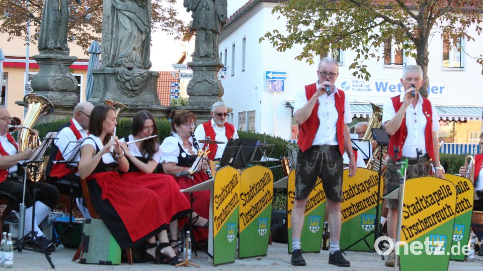 Vorsitzender Stefan Reber und Dirigent Martin Bartsch überraschten mit einem eigenen Text über die "Tirschenreuther Musikanten" beim Eröffnungsstück. Bild: heb