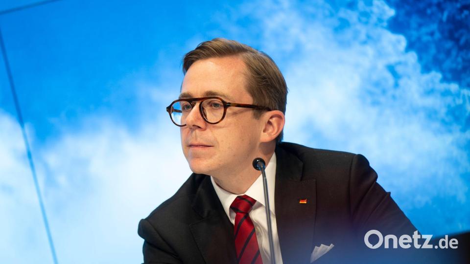 Staatsminister Amthor lehnt abstrakte Debatte über eine Grundgesetzänderung für mehr Klima- und Hitzeschutz ab. Bild: Philip Dulian/dpa