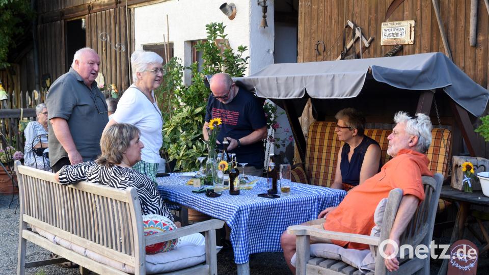 Bei sommerlichen Temperaturen konnte man draußen sitzen und das traditionelle Weinfest genießen. Bild: Rudi Gebert