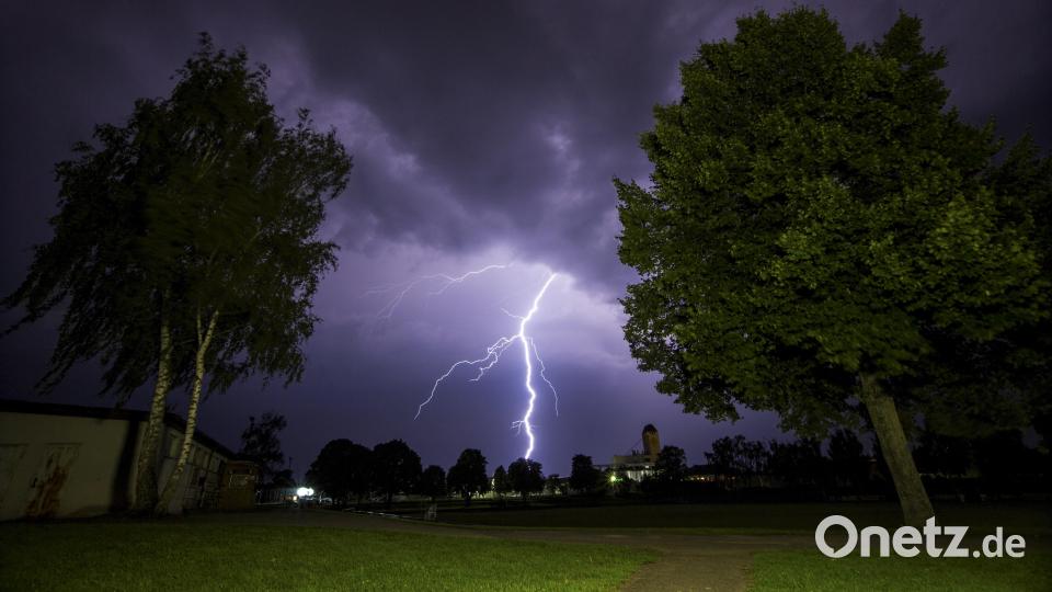 Ein Gewitter mit Blitzeinschlag beendet am Sonntagabend das Kino-Open-Air in Weiden vorzeitig. Besucher kamen nicht zu Schaden. Symbolbild: Rene Ruprecht/dpa