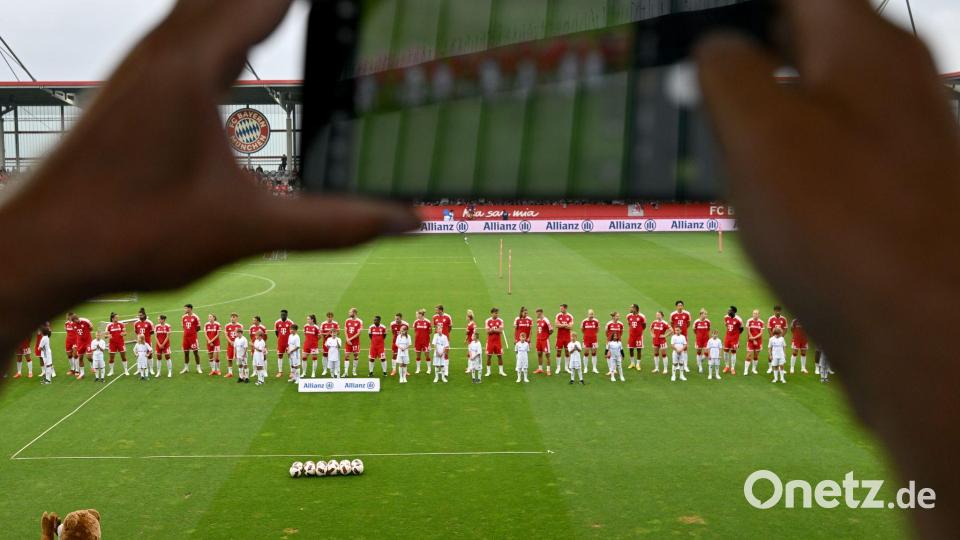 Viele Bayern-Profis auf dem Rasen. Bild: Peter Kneffel/dpa