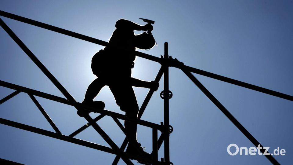 Am Bau drohen höhere Preise und Verzögerungen, da Transportschiffe weniger laden können. Bild: David-Wolfgang Ebener/dpa/dpa-tmn