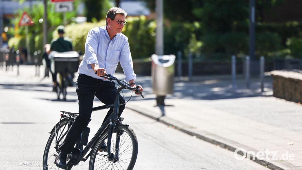 Kardinal Woelki ist in Köln viel mit dem Fahrrad unterwegs. Bild: Oliver Berg/dpa