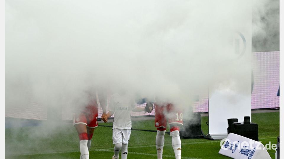 Der FC Bayern lässt sich beim Teamtag bejubeln. Bild: Peter Kneffel/dpa