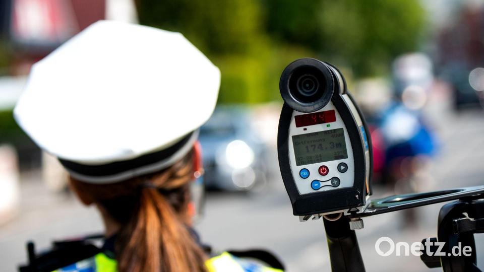 Der UDV fordert schärfere Kontrollen und Strafen im Straßenverkehr. (Symbolbild) Bild: Daniel Bockwoldt/dpa