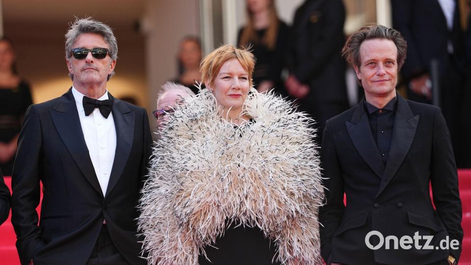 Pawel Pawlikowski, Sandra Hüller und August Diehl vor dem Festivalpalast in Cannes. (Archivbild) Bild: Scott A Garfitt/Invision/AP/dpa