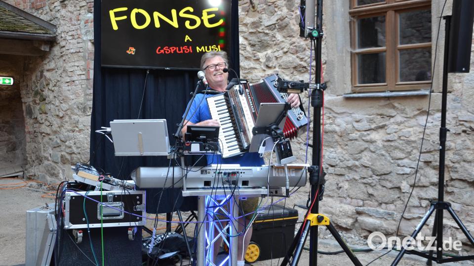 Alleinunterhalter „Fonse“ spielte die ganze Nacht auf seinem Akkordeon und Keyboard glänzend auf und sorgte für Superstimmung. Bild: Peter Garreiss