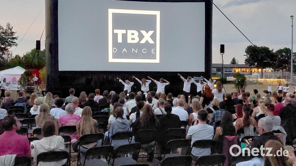 Das TBX-Dance-Studio präsentierte ab 20.30 Uhr einstudierte Moves zu Michael Jackson Hits wie "Thriller". Bild: Helmut Kunz