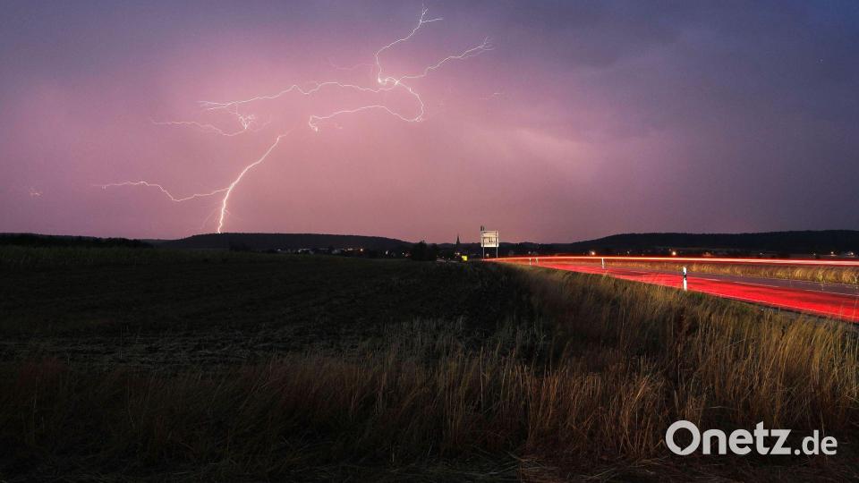 Blitze zucken bei einem abendlichen Gewitter über Mittelfranken. Bild: Alexander Wolf/onw-images/dpa