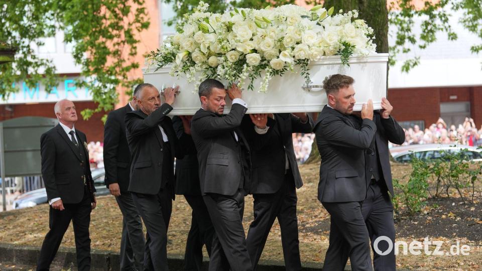 Kurz vor Mittag wurde der Sarg in die Kirche getragen. Bild: Alastair Grant/AP/dpa