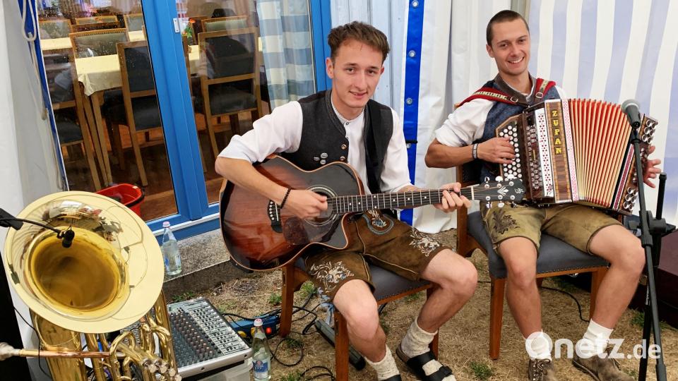 Am Vormittag spielen Fabian Klotz (links) und Bastian Bäumler auf. Bild: fvo