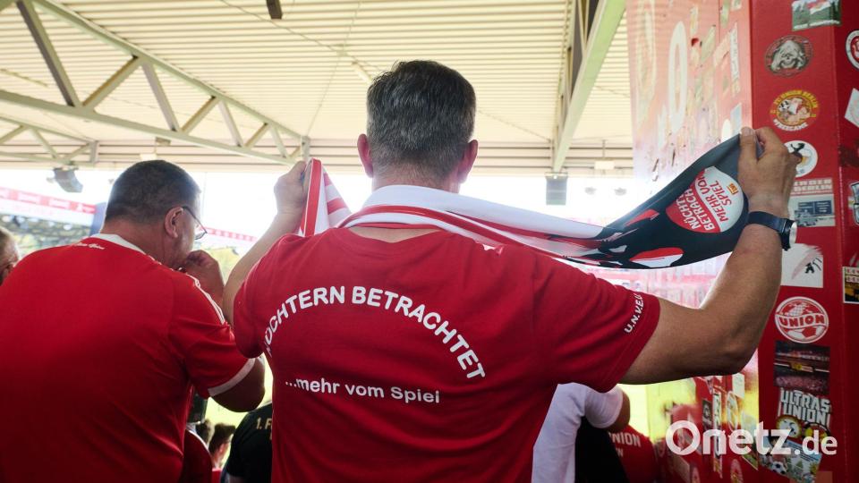 Die Gruppe zeigt im Stadion Präsenz. Bild: Annette Riedl/dpa