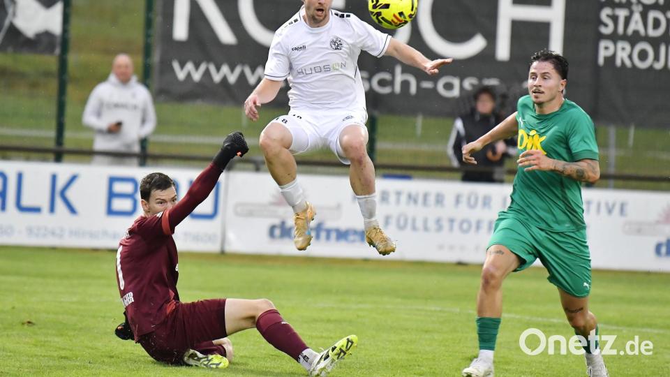 Andre Klahn (Mitte) von der DJK Gebenbach erzielt in dieser Szene das 2:0, unhaltbar für den Bamberger Torhüter Kilian Wagner (links).
DJK Gebenbach - DJK Don Bosco Bamberg Bild: Hubert Ziegler