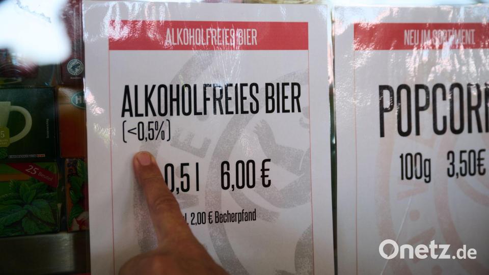 Ein Erfolg für die Gruppe: Im Stadion gibt es alkoholfreies Bier. Bild: Annette Riedl/dpa