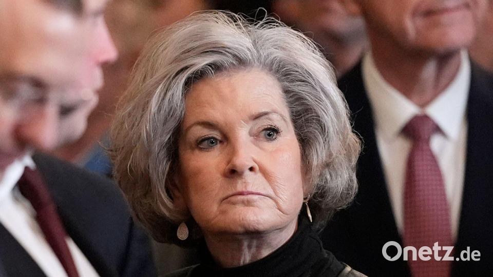 Susie Wiles ist Stabschefin von US-Präsident Donald Trump. (Archivbild) Bild: Mark Schiefelbein/AP/dpa