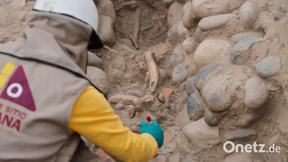 Das Team fand die rund 1.400 Jahre alten Überreste eines vermutlich erwachsenen Mannes. Bild: Martin Mejia/AP/dpa