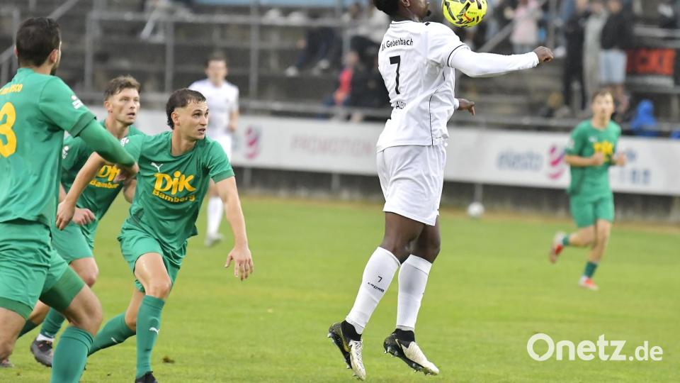 Jeanpaul Uzuamaka Ajala-Alexis (rechts) von der DJk Gebenbach hat in dieser Szene den Ball fest im Griff.
DJK Gebenbach - DJK Don Bosco Bamberg Bild: Hubert Ziegler