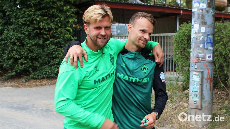 Niclas Füllkrug umarmt seinen ehemaligen Mitspieler Christian Groß bei seiner ersten Trainingseinheit seit seiner Rückkehr zu Werder. Bild: Kai Moorschlatt/dpa