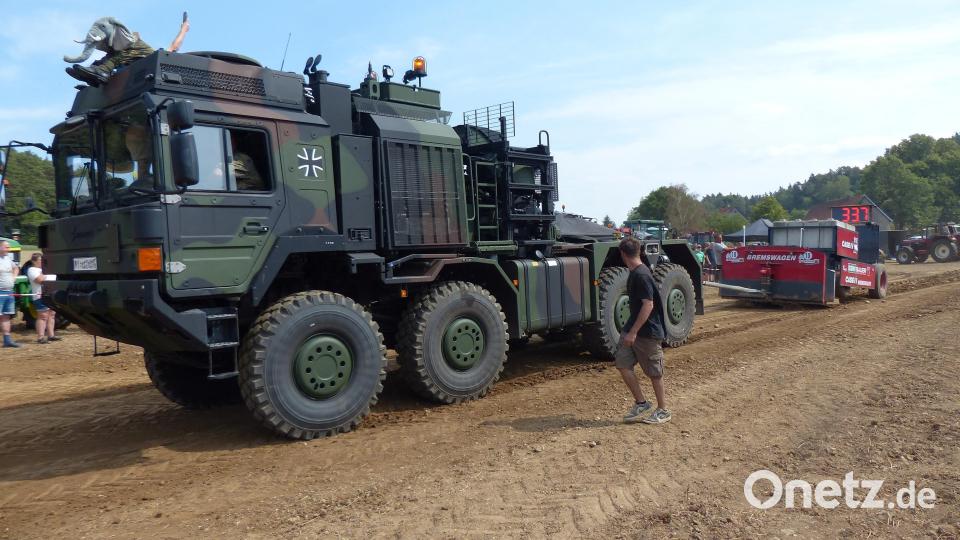 Der bärenstarke Elefant 2 der Bundeswehr wurde von einem technischen Defekt eingebremst und konnte den Full Pull nicht abschließen. Etliche Zuschauer hoffen auf eine erneute Teilnahme im nächsten Jahr. Bild: Heidi Franitza