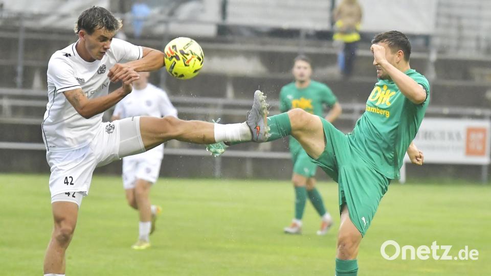 Auseinandersetzung mit guten Haltungsnoten: Jonas Schwindl (links) von der DJK Gebenbach im Duell mit seinem Bamberger Gegenspieler.
DJK Gebenbach - DJK Don Bosco Bamberg Bild: Hubert Ziegler
