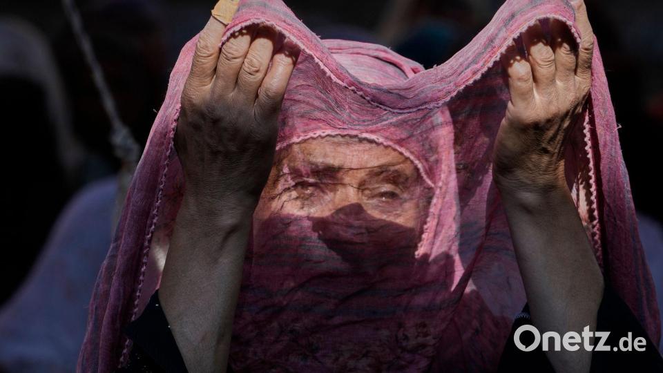 Eine muslimische Frau aus Kaschmir betet während des jährlichen Khawaja-e-Digar-Festes vor dem Schrein von Naqashband Sahib in Srinagar, im von Indien kontrollierten Kaschmir. Bild: Mukhtar Khan/AP/dpa