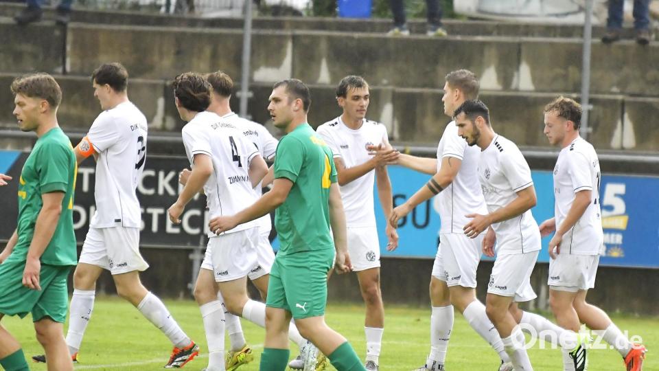 Gratulationstour nach dem 1:0 für die DJK Gebenbach
DJK Gebenbach - DJK Don Bosco Bamberg Bild: Hubert Ziegler