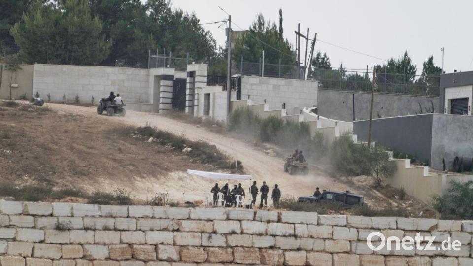 Eine Einheit der Armee patrouilliert in Kusra im besetzten Westjordanland. In der Nähe stehen Häuser einer palästinensischen Familie, die von israelischen Siedlern belagert werden. (Archivbild) Bild: Majdi Mohammed/AP/dpa