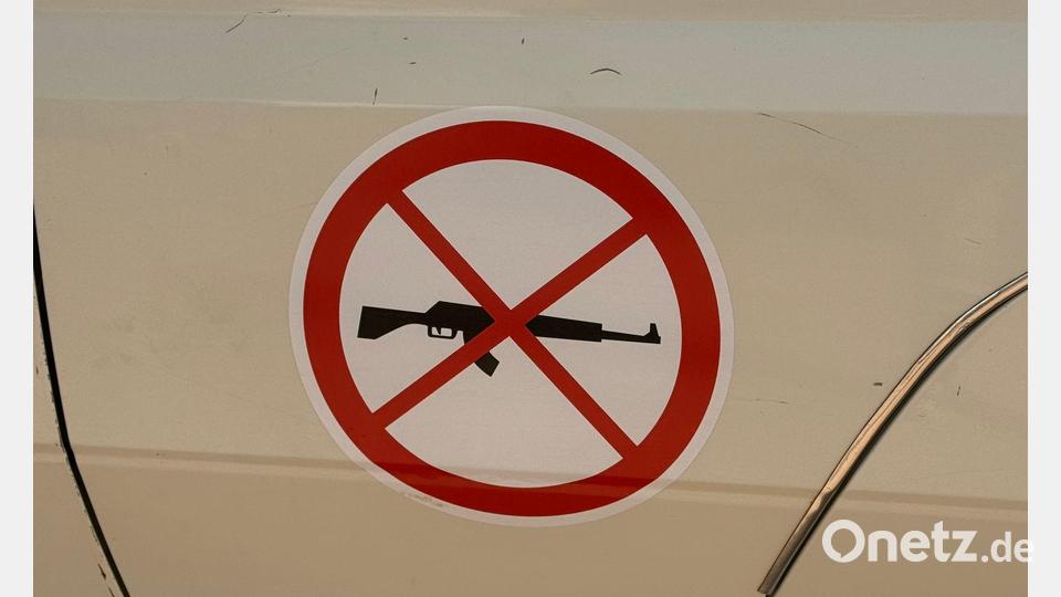 Fahrzeuge und Büros von Hilfsorganisationen machen deutlich: Es gibt hier keine Waffen - eine Garantie für mehr Sicherheit bedeutet das nicht. (Archivbild) Bild: Eva Krafczyk/dpa